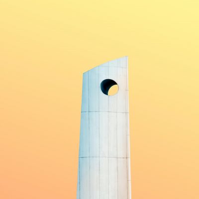 Moderne Architektur vor gelbem Himmel